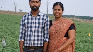 बोकारो के राजू महतो ने सरकारी नौकरी के साथ 22 एकड़ बंजर ज़मीन को उपजाऊ बना दिया। उनकी खेती की सफलता रांची समेत कई शहरों की मंडियों तक पहुंच रही है।