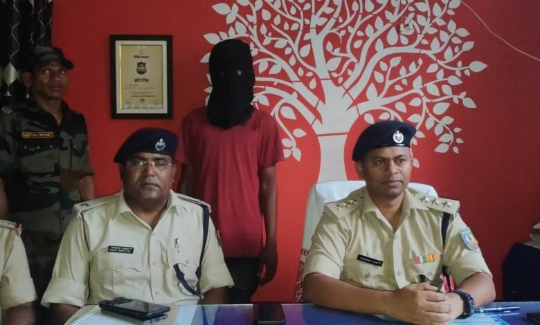 धनबाद के धनसार थाना क्षेत्र में 17 वर्षीय साहिल कुमार की चाकू मारकर हत्या मामले में आरोपी अभिषेक कुमार रजक को गिरफ्तार किया गया।