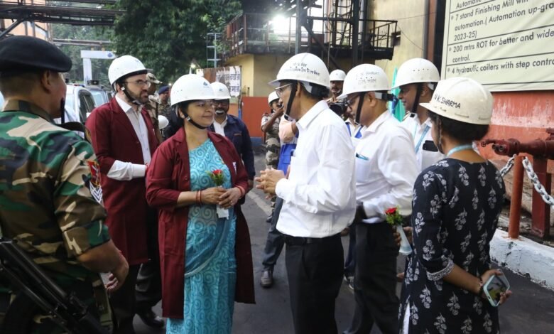 मुख्य सचिव अलका तिवारी और पूर्व मुख्य सचिव डी के तिवारी ने बोकारो स्टील प्लांट का निरीक्षण किया। इस दौरान उन्होंने बीएसएल और जिला प्रशासन को बेहतर समन्वय स्थापित करने के निर्देश दिए।