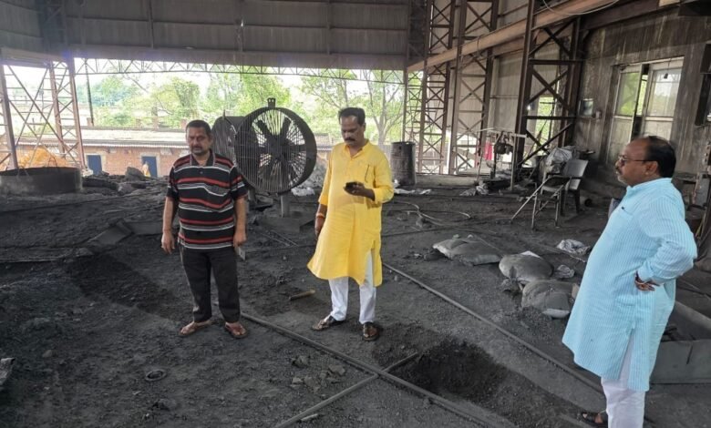बोकारो के बालीडीह इंडस्ट्रियल एरिया में शिवप्रिया इस्पात फैक्ट्री में विस्फोट से दो मजदूर गंभीर रूप से झुलस गए। हादसे के बाद मजदूरों की हालत नाजुक, सुरक्षा इंतजाम पर उठे सवाल।