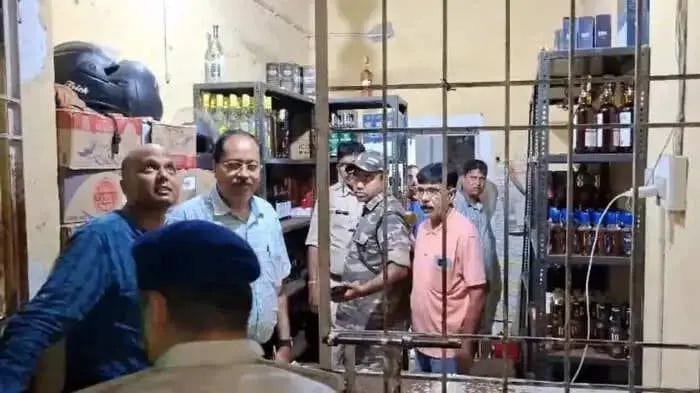 धनबाद में सरकारी शराब दुकानों पर छापेमारी में नकली शराब की बड़ी खेप जब्त, पांच लोग हिरासत में। नकली शराब के सेवन से गंभीर खतरे की आशंका, उपभोक्ताओं को सतर्क रहने की अपील।