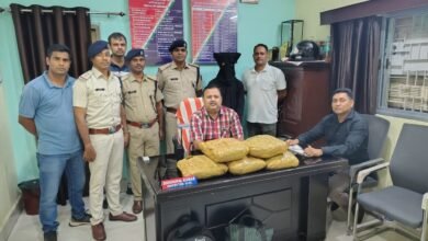 ऑपरेशन "नार्कोस" के तहत रांची रेलवे स्टेशन पर RPF ने एक तस्कर को गांजे के साथ पकड़ा। आरोपी विशाखापट्टनम से दिल्ली गांजा ले जा रहा था।