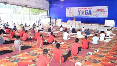 बोकारो क्लब में अंतर्राष्ट्रीय योग दिवस पर योगाभ्यास करते बीएसएल अधिकारी और कर्मचारी