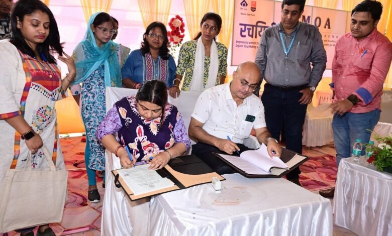 बीएसएल में रचयित्री प्रोजेक्ट के लिए एमओए पर हस्ताक्षर करते अधिकारी