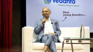युवा उद्यमियों को संबोधित करते हुए वेदांता समूह के चेयरमैन अनिल अग्रवाल