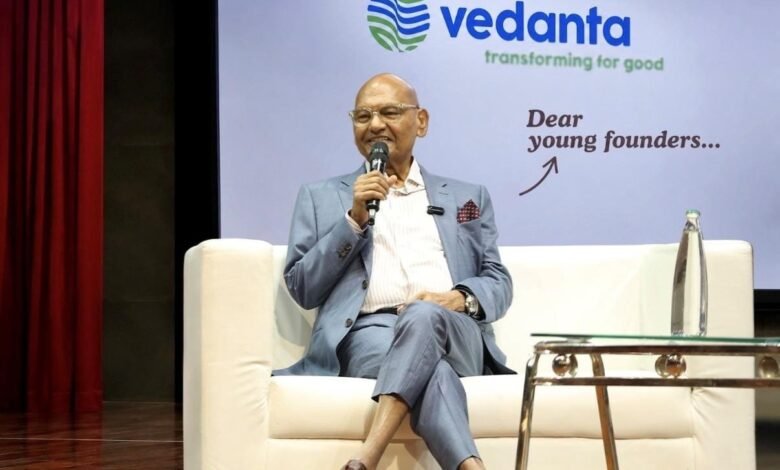 युवा उद्यमियों को संबोधित करते हुए वेदांता समूह के चेयरमैन अनिल अग्रवाल