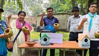 बोकारो में रेलवे स्काउट्स एंड गाइड्स द्वारा पक्षियों के लिए लगाए गए नारियल के घोंसले