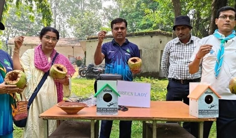 बोकारो में रेलवे स्काउट्स एंड गाइड्स द्वारा पक्षियों के लिए लगाए गए नारियल के घोंसले