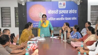 बोकारो इस्पात पुस्तकालय में आयोजित काव्य गोष्ठी में कविता पाठ करते साहित्यकार
