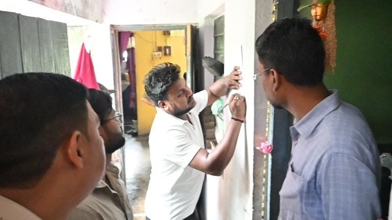 बीएसएल द्वारा सेक्टर-9 में अनधिकृत आवास खाली कराते अधिकारी