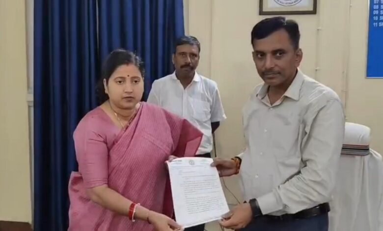 झरिया में बिजली संकट को लेकर विधायक रागिनी सिंह ने जीएम से की मुलाकात