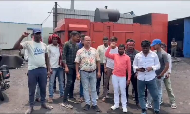 लोदना 9 नंबर साइडिंग में मजदूरों के समर्थन में प्रदर्शन करते यूनियन कार्यकर्ता