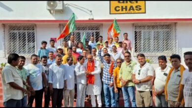 चास रेलवे स्टेशन का निरीक्षण करते पूर्व विधायक बिरंचि नारायण और भाजपा कार्यकर्ता