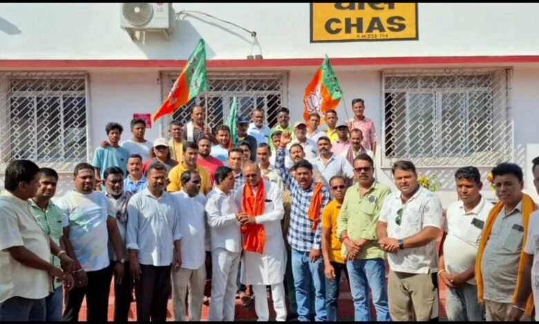 चास रेलवे स्टेशन का निरीक्षण करते पूर्व विधायक बिरंचि नारायण और भाजपा कार्यकर्ता