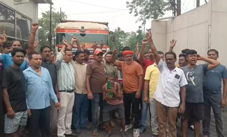 जारंगडीह खुली खदान के मुख्य द्वार पर बिजली संकट को लेकर प्रदर्शन करते लोग