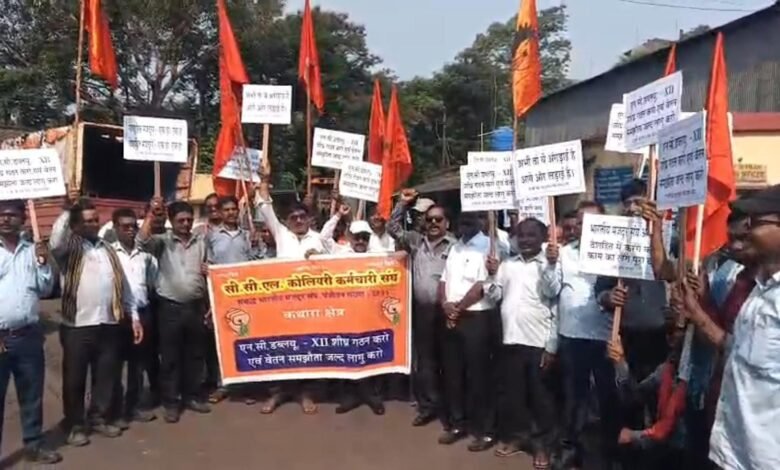 सीसीएल कथारा कोलियरी में 12वें वेतन समझौते की मांग को लेकर आयोजित पीट मीटिंग में शामिल श्रमिक