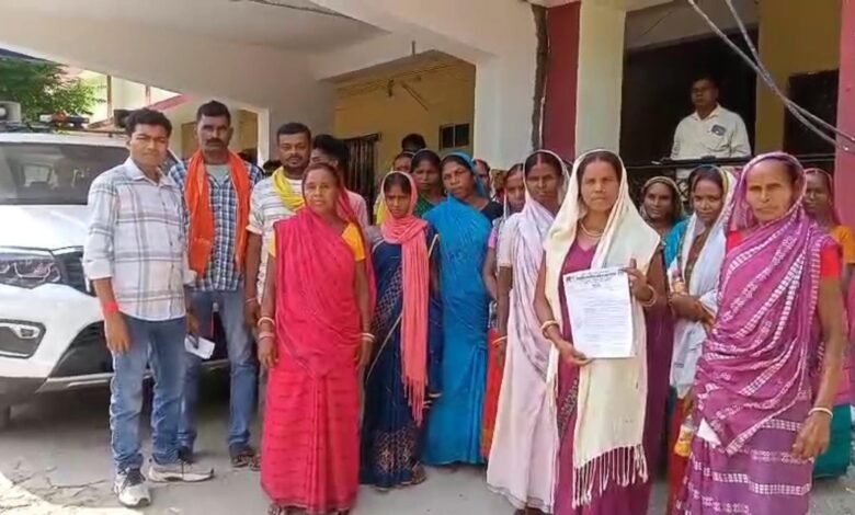 अवैध शराब कारोबार के खिलाफ एसपी कार्यालय पहुंचे बिजुलिया पंचायत के ग्रामीण
