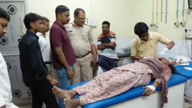 धनबाद में पत्नी पर हमले के बाद जांच करती पुलिस