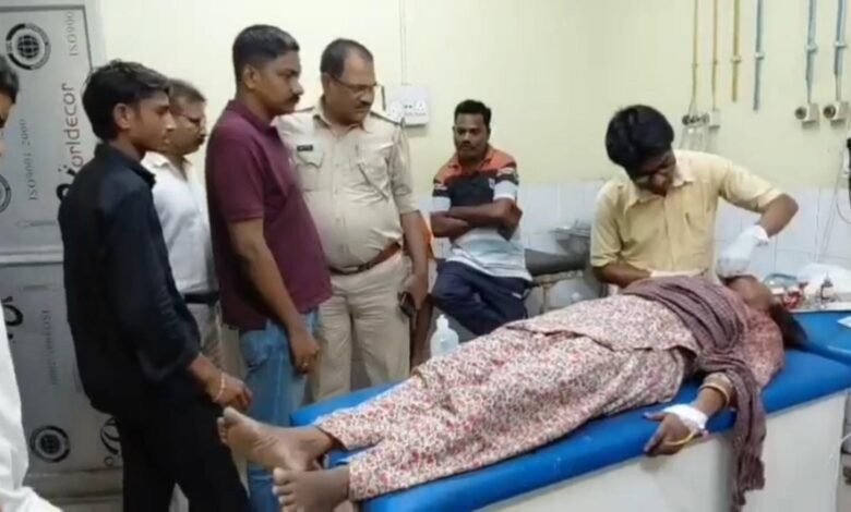धनबाद में पत्नी पर हमले के बाद जांच करती पुलिस
