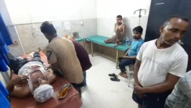 बोकारो के अंबेडकर नगर में नाली विवाद के बाद घायल लोगों का अस्पताल में इलाज
