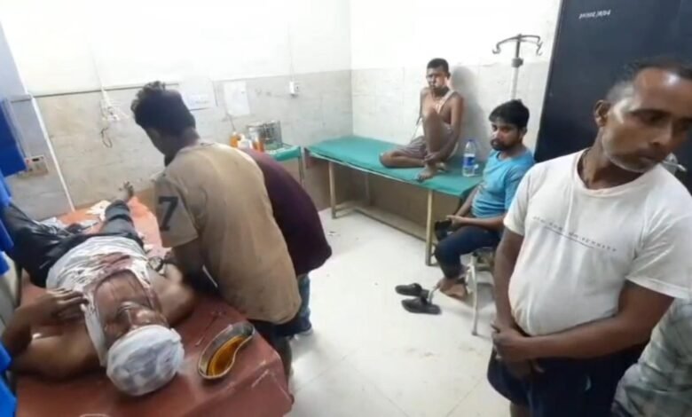 बोकारो के अंबेडकर नगर में नाली विवाद के बाद घायल लोगों का अस्पताल में इलाज