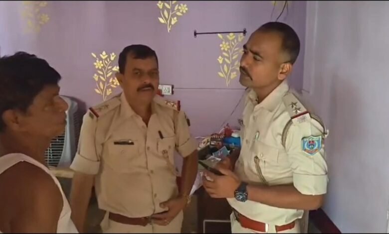 चीरा चास में सूने घर में हुई लाखों की चोरी के बाद बिखरा पड़ा सामान