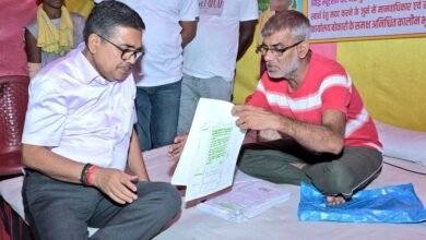 बोकारो डीसी अजय नाथ झा ने रुकवाई गाड़ी, अनशनरत सतीश जायसवाल से की मुलाकात, मानवीय संवाद से टूटा अनशन
