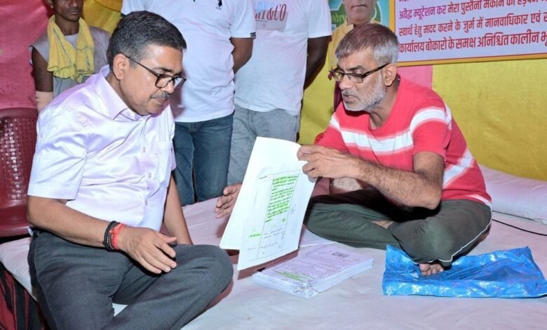 बोकारो डीसी अजय नाथ झा ने रुकवाई गाड़ी, अनशनरत सतीश जायसवाल से की मुलाकात, मानवीय संवाद से टूटा अनशन