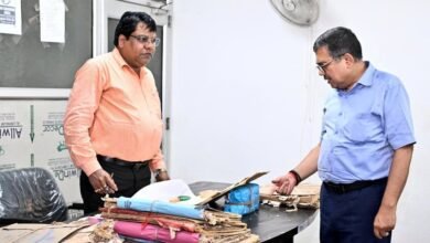 बोकारो डीईओ कार्यालय पहुंचे डीसी, रिकॉर्ड अपडेट करने का दिया अल्टीमेटम