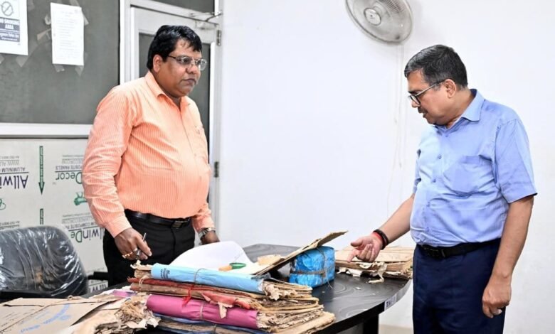 बोकारो डीईओ कार्यालय पहुंचे डीसी, रिकॉर्ड अपडेट करने का दिया अल्टीमेटम