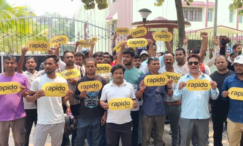 बोकारो: सुरक्षा और सम्मान की मांग को लेकर सड़क पर उतरे रैपिडो राइडर्स