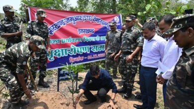 विश्व पर्यावरण दिवस पर टेंडरग्राम परिसर में पौधारोपण करते झारखंड जगुआर के अधिकारी