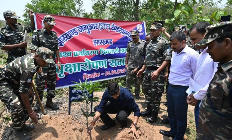 विश्व पर्यावरण दिवस पर टेंडरग्राम परिसर में पौधारोपण करते झारखंड जगुआर के अधिकारी