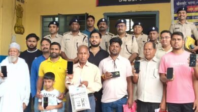 बोकारो पुलिस द्वारा बरामद मोबाइल फोन मालिकों को सौंपते अधिकारी