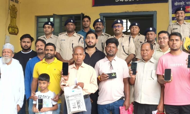 बोकारो पुलिस द्वारा बरामद मोबाइल फोन मालिकों को सौंपते अधिकारी