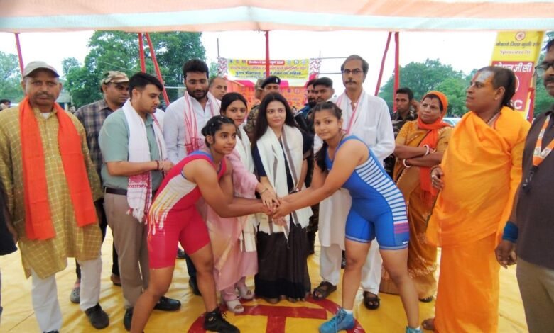 बोकारो में राज्य स्तरीय कुश्ती प्रतियोगिता का उद्घाटन करतीं अनुपमा सिंह