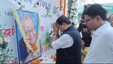 बोकारो में दिवंगत मौसी को श्रद्धांजलि देते भाजपा अध्यक्ष नितिन नवीन
