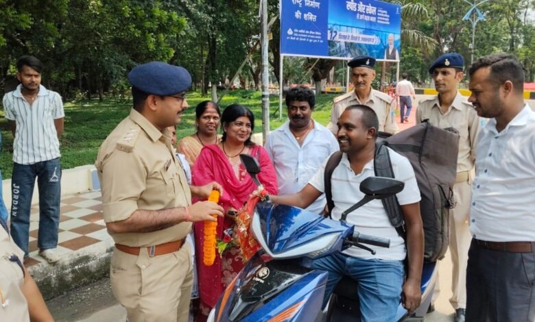 बोकारो में हेलमेट पहनने वाले वाहन चालक को गुलाब देते पुलिस अधिकारी