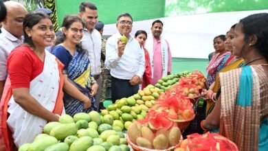 बोकारो आम्रलिका महोत्सव 2026 में आम प्रदर्शनी का निरीक्षण करते उपायुक्त अजय नाथ झा