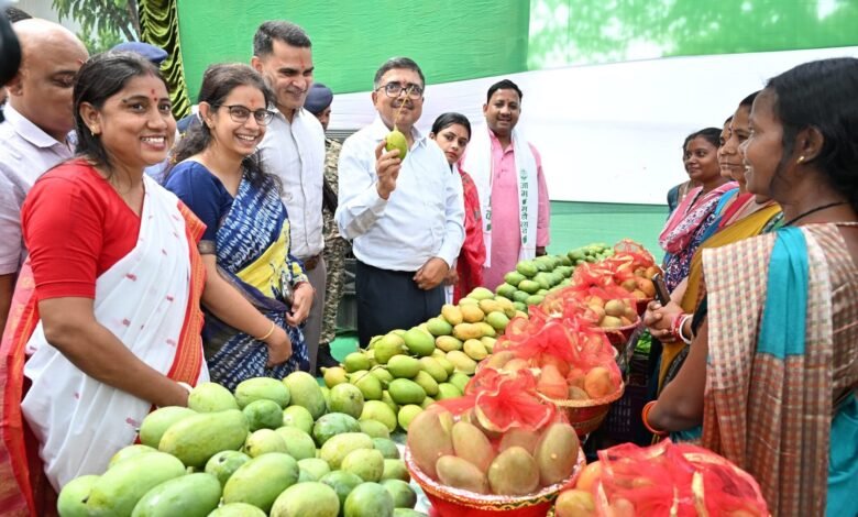 बोकारो आम्रलिका महोत्सव 2026 में आम प्रदर्शनी का निरीक्षण करते उपायुक्त अजय नाथ झा