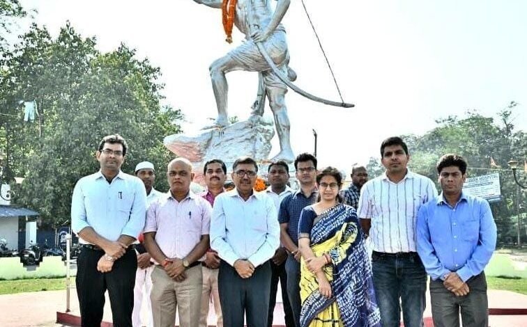 बोकारो में भगवान बिरसा मुंडा की प्रतिमा पर श्रद्धांजलि अर्पित करते अधिकारी