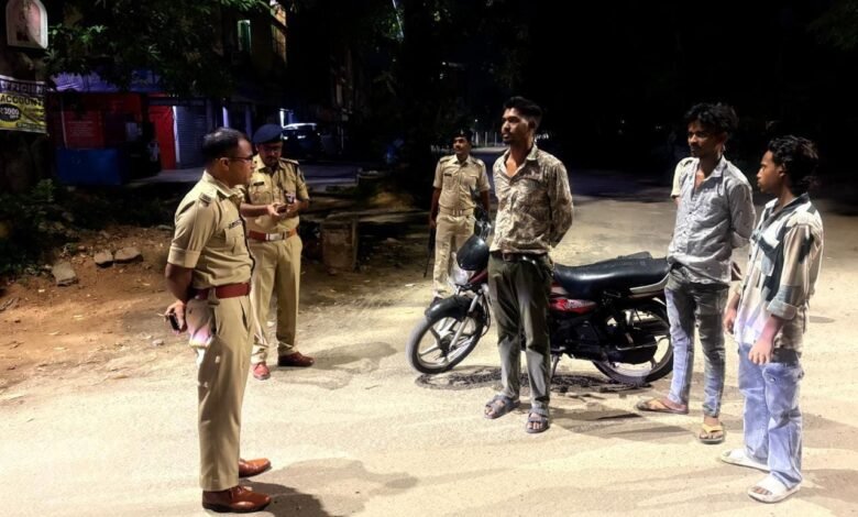 बोकारो एसपी नाथू सिंह मीणा रात्रि गश्ती निरीक्षण करते हुए