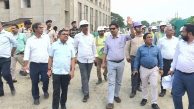बोकारो मेडिकल कॉलेज निर्माण स्थल का निरीक्षण करते अपर मुख्य सचिव अजय कुमार सिंह