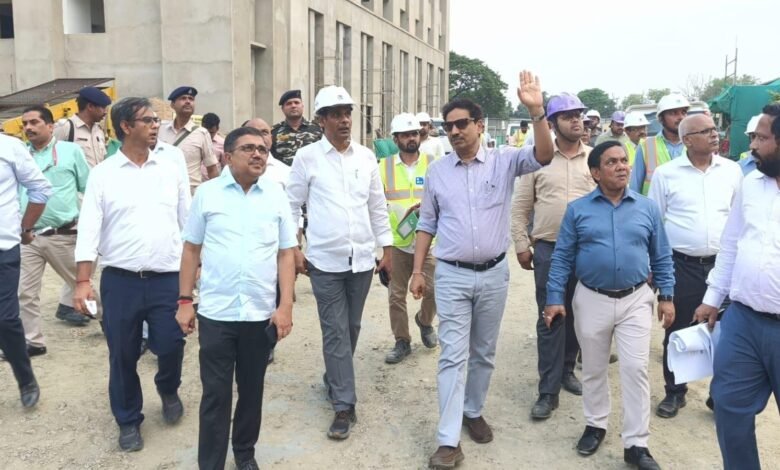 बोकारो मेडिकल कॉलेज निर्माण स्थल का निरीक्षण करते अपर मुख्य सचिव अजय कुमार सिंह