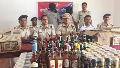 बालीडीह में पुलिस द्वारा जब्त की गई अंग्रेजी शराब और बियर