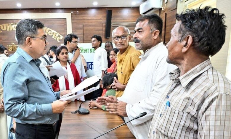 बोकारो समाहरणालय में लोक संवाद कार्यक्रम के दौरान लोगों की समस्याएं सुनते उपायुक्त अजय नाथ झा