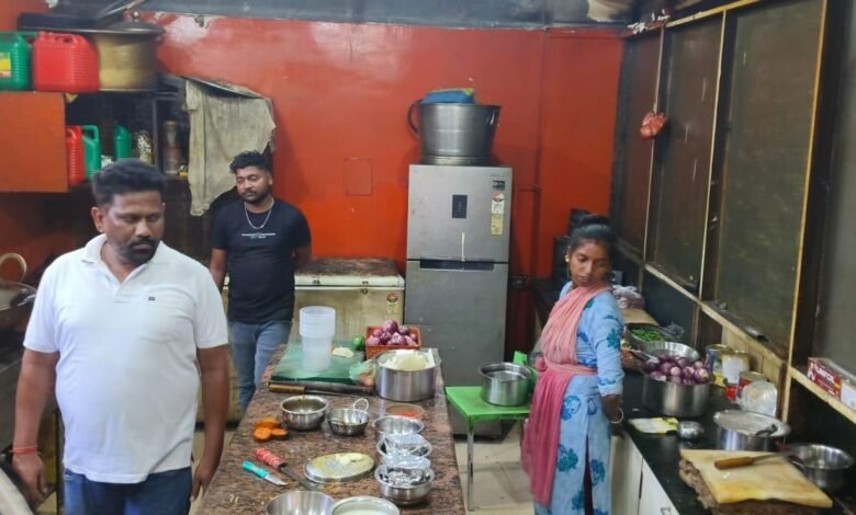 The Charcoal Junction रेस्टोरेंट में निरीक्षण करते नगर निगम अधिकारी