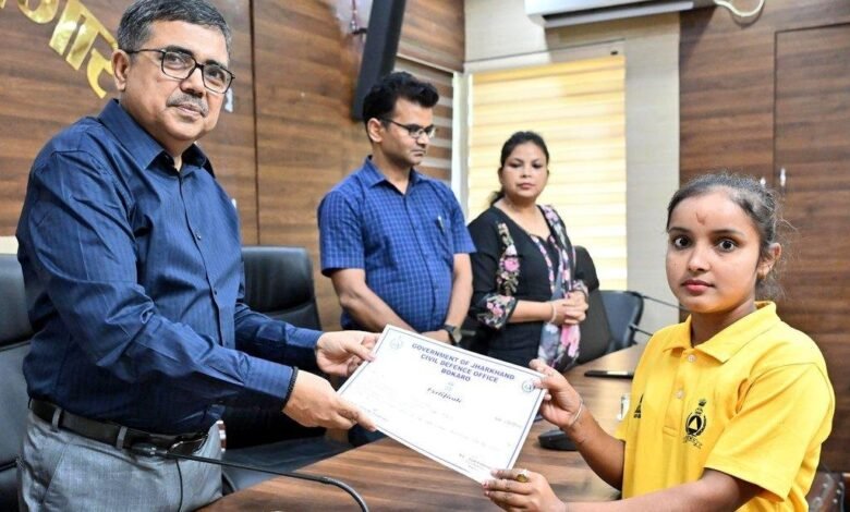 सिविल डिफेंस प्रशिक्षण प्राप्त छात्र-छात्राओं को प्रमाण पत्र देते उपायुक्त अजय नाथ झा