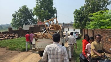गोमिया में वन विभाग द्वारा जब्त की गई अवैध लकड़ी और कार्रवाई के दौरान मौजूद टीम