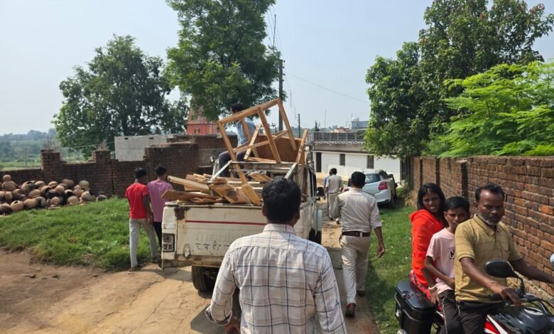 गोमिया में वन विभाग द्वारा जब्त की गई अवैध लकड़ी और कार्रवाई के दौरान मौजूद टीम